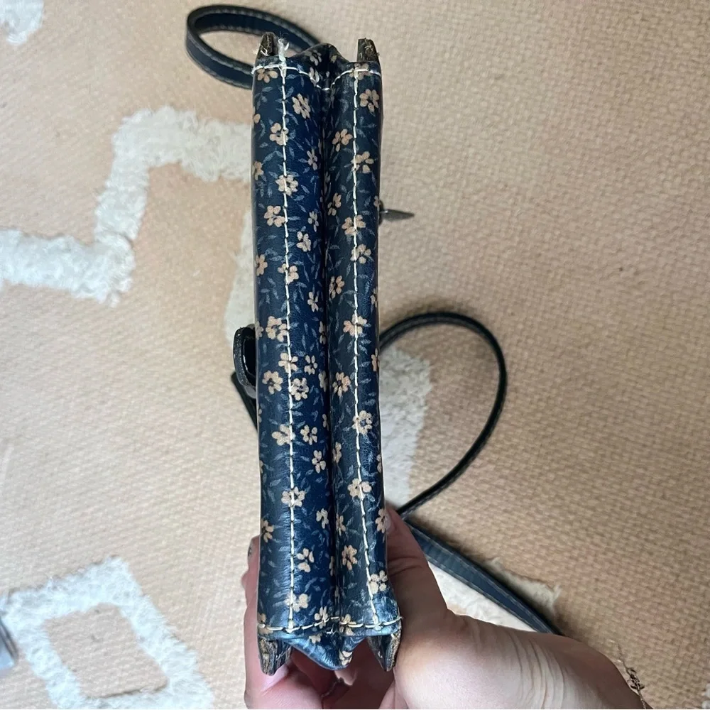Patricia Nash / Torri Crossbody Purse Bag Floral Navy